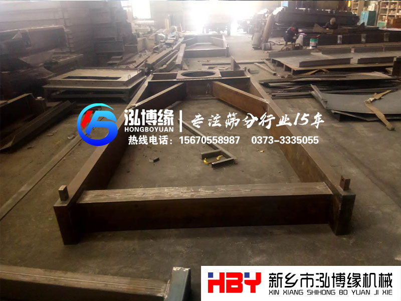 使用平面回轉(zhuǎn)篩時，應(yīng)在開關(guān)機(jī)器時對機(jī)械再次檢查一下
